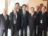 日本鍼灸師会、全日本鍼灸マッサージ師会の皆さんと。（平成25年3月　参・議員会館）