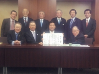 生衛中央会正副理事長との写真。（平成25年3月　生衛会館）
