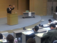 大阪府薬剤師会若手薬剤師フォーラムで挨拶。（平成25年3月　大阪市）