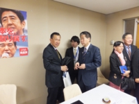 自民党日本・ミャンマー友好議連でカン・ゾー国家計画・経済開発大臣と。（平成２５年２月　自民党本部）