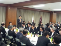 全国幹事長会議で質問に対し返答。（平成24年10月　自民党本部）