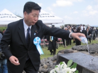 日米硫黄島戦没者合同慰霊追悼顕彰式に出席し、慰霊碑に水を捧げる。（平成24年3月　硫黄島）