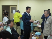 震災理容ボランティア激励、大森利夫理事長と。（平成23年4月　福島市）.JPG