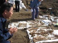 硫黄島戦没者遺骨調査　御遺骨を前に手を合わせ祈る衛藤議員。（平成22年12月　　硫黄島）.JPG