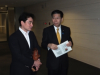 センカクモグラを守る議連総会後、野口健氏（アルピニスト）と対策について話す衛藤議員。（平成25年3月　衆２議員会館）.JPG