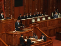 参議院本会議、防衛大臣田中直紀君（当時）問責決議案趣旨説明を行う。（平成24年4月　参議院本会議場）