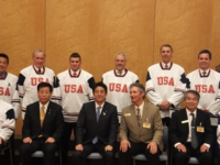 東日本大震災チャリティー試合で来日したアイスホッケーチーム（アメリカ・ポートランド）と安倍晋三総理とともに面会2。（平成25年4月8日　官邸）