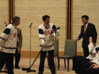 東日本大震災チャリティー試合で来日したアイスホッケーチーム（アメリカ・ポートランド）と安倍晋三総理とともに面会1。（平成25年4月8日　官邸）