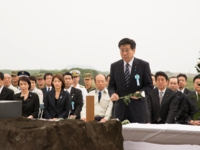 戦没者追悼慰霊祭で献花を捧げる晟一議員。（平成25年4月14日　硫黄島）
