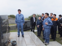 硫黄島戦没者顕彰碑の前で。（平成25年4月14日　硫黄島）