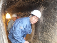 栗林忠通中将の壕の入り口で。（平成25年4月14日　硫黄島）