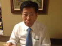 大分郷土料理を食す晟一議員。（平成25年5月4日　大分）