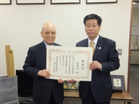 社会保険労務士政治連盟の堀谷会長より推薦状を戴く。（平成25年4月17日　社会保険労務士会館）