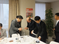キン駐日ミャンマー大使と名刺交換（平成27年1月22日　党本部）