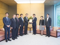 党拉致対策本部でまとめた対北朝鮮制裁強化策を安倍総理に提出（平成２７年６月２５日　首相官邸）
