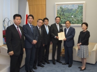 党拉致対策本部でまとめた対北朝鮮制裁強化策を菅官房長官に提出（平成２７年６月２５日　首相官邸）