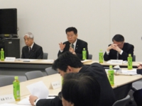 第１３回製薬産業に関する勉強会で発言する衛藤議員（平成２７年１１月１９日　参・議員会館）
