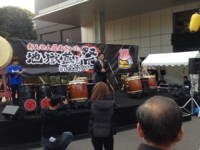 おんせん県おおいた「地獄蒸し祭り」in東京タワーで大分の魅力をPRする衛藤議員（平成２７年１１月２１日　東京タワー）