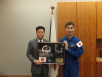国際宇宙ステーション長期滞在を終え、帰国された油井亀美也氏と面会（平成２８年２月２４日　首相官邸）