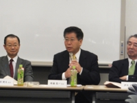 第１５回製薬産業に関する勉強会で会長として質疑に答える衛藤議員（平成２８年３月９日　参・議員会館） 