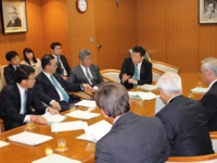 熊本地震に伴う大分県の現在の状況と要望を大分県経済五団体と共に谷垣幹事長へ伝える衛藤議員（平成２８年４月２６日　自民党本部）