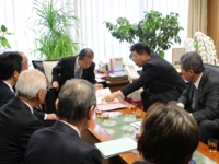 熊本地震に伴う大分県の現在の被災状況と要望を大分県経済五団体と共に二階総務会長へ説明する衛藤議員（平成２８年４月２６日　自民党本部）