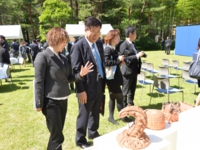 障害者の方々が作った陶芸作品を鑑賞する衛藤議員（平成28年6月2日　首相官邸）