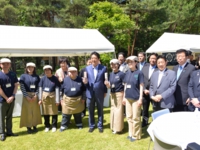 安倍総理と障害者との集いにて参加者の皆様と記念撮影（平成28年6月2日　首相官邸）