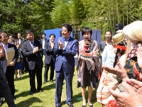 安倍総理と障害者との集いにて安倍夫妻と石見神楽を楽しむ衛藤議員（平成28年6月２日　首相官邸）
