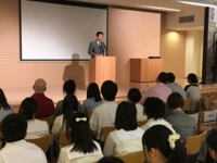 第２回日米ディベート大会メインセレモニーで来賓として挨拶する衛藤議員（平成２８年８月２日　都内）