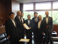 庄の原佐野線　滝尾・明野地区促進期成会と武藤国交省事務次官を訪問し、要望書を提出（平成２８年８月１９日　国交省）