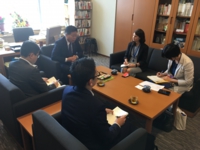 エコノミスト誌の取材を受ける衛藤議員（平成２８年８月９日　参・会館）