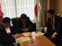 茂木政調会長への障害者による文化芸術活動の推進に関する法案説明（平成28年11月15日党本部）