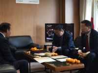 二階幹事長への障害者による文化芸術活動の推進に関する法案説明（平成28年11月15日党本部）