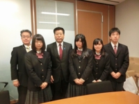 大分県立三重総合高等学校 金融経済探求班へアベノミクスについて講義し、終了後、皆さんと記念撮影をする衛藤議員（平成28年11月2１日 参・議員会館）