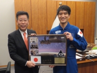 国際宇宙ステーション（ISS）での115日間の任務を終え、地球に帰還された大西卓哉氏と面会（平成28年12月26日　首相官邸） 