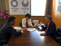 H29.1.11全理連 大森理事長とともに、丸川東京オリ・パラ担当大臣へ選手村での理美容室開設の陳情に行きました。（平成29年1月11日　内閣府）