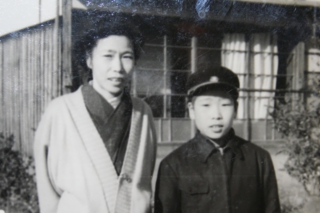 10歳のとき。今は亡き母と.JPG